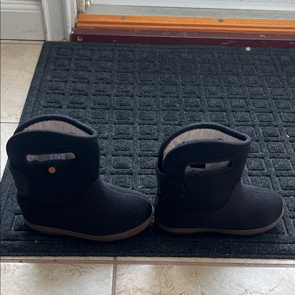 Bogs Black Kids Boots - Picture 5 of 13